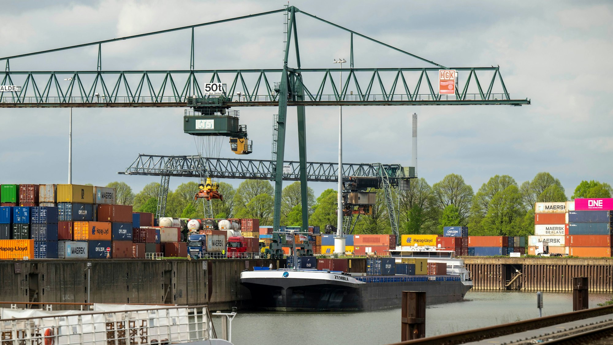 12.04.2024, Köln: Der Niehler Hafen wird oft als Drehort für Film- und Fernsehproduktionen genutzt. Foto: Uwe Weiser