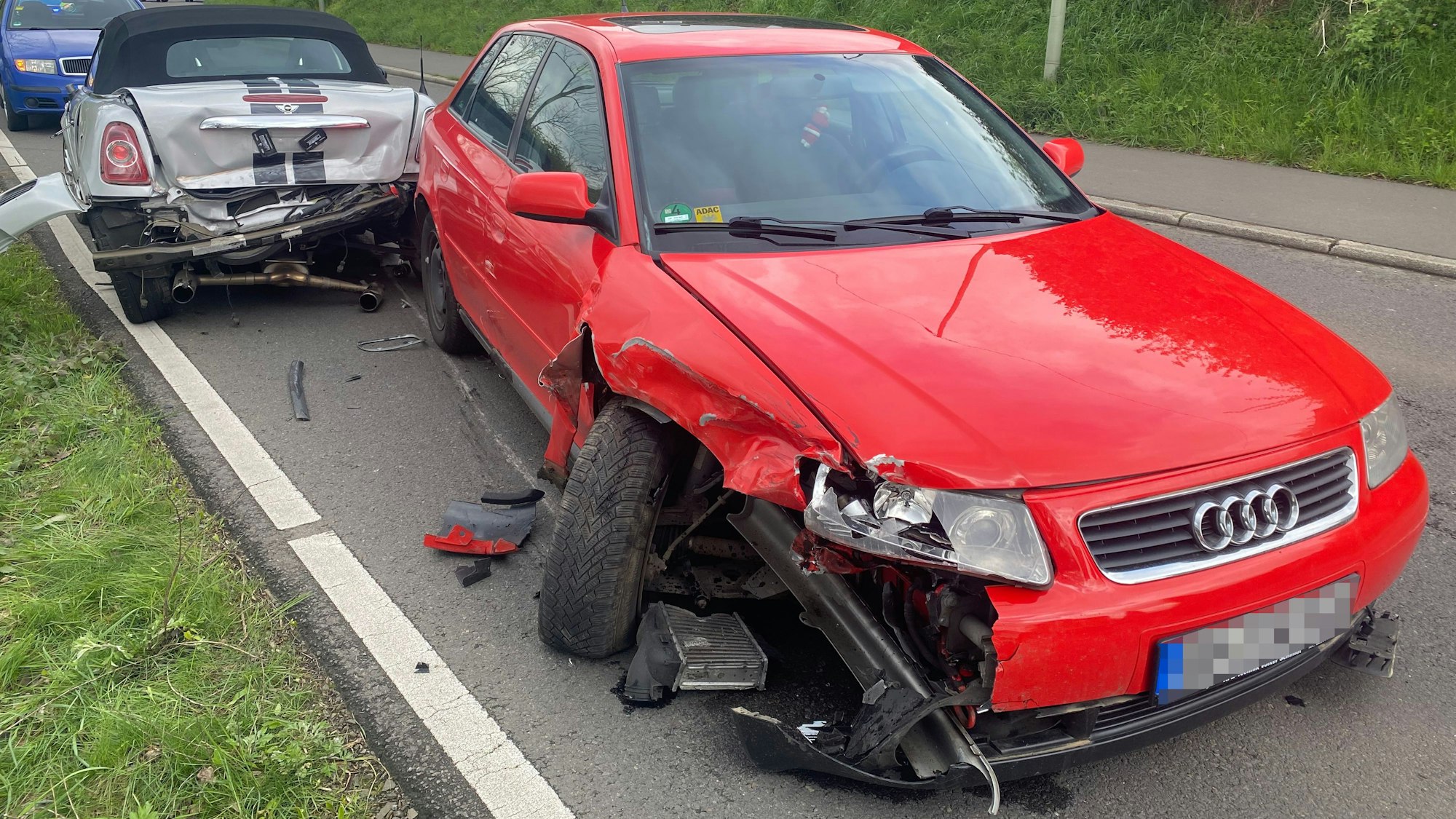 Ein Audi und ein Mini-Cooper mit erheblichem Blechschaden.