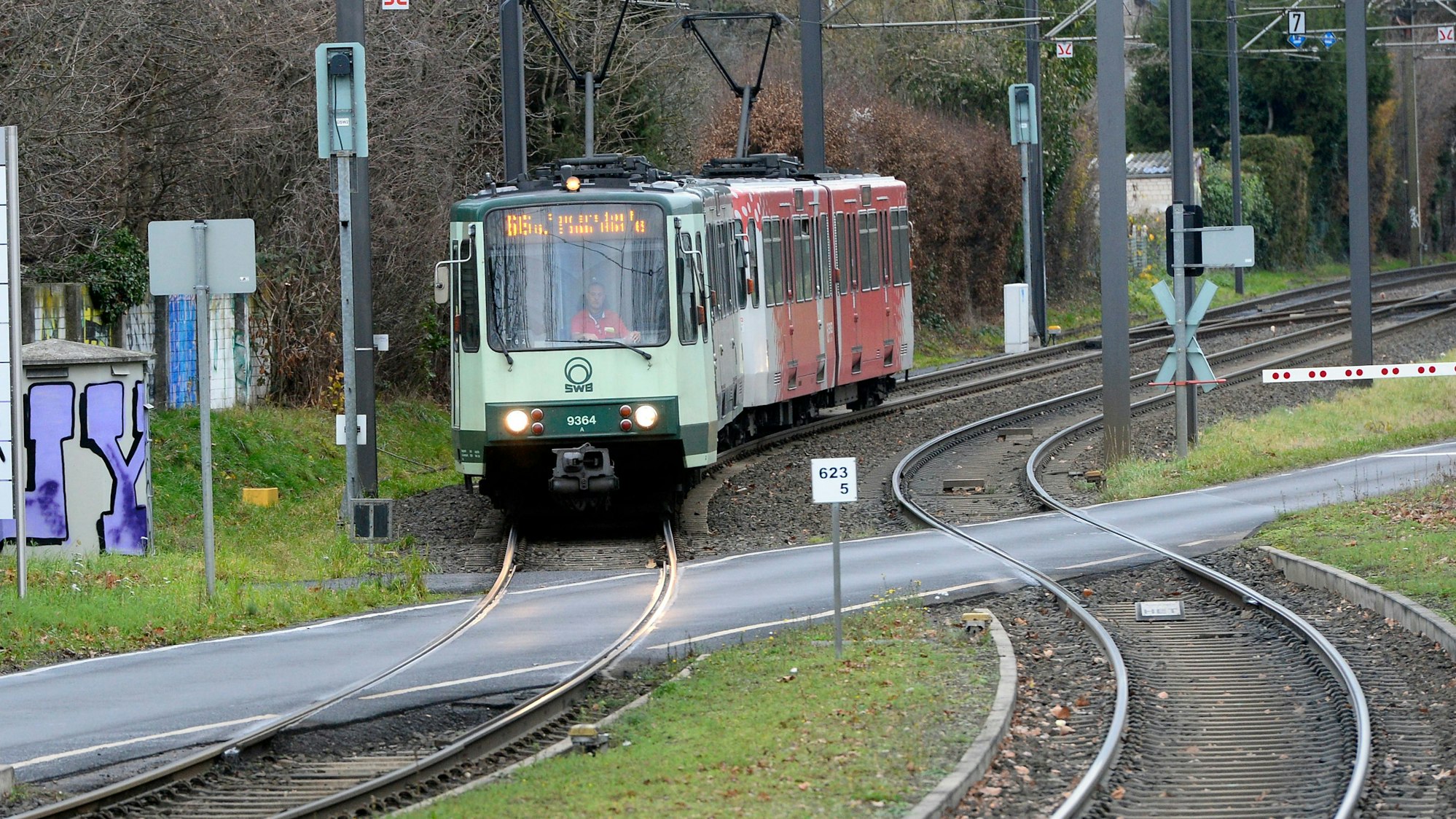 Eine Stadtbahn fährt in Bonn.