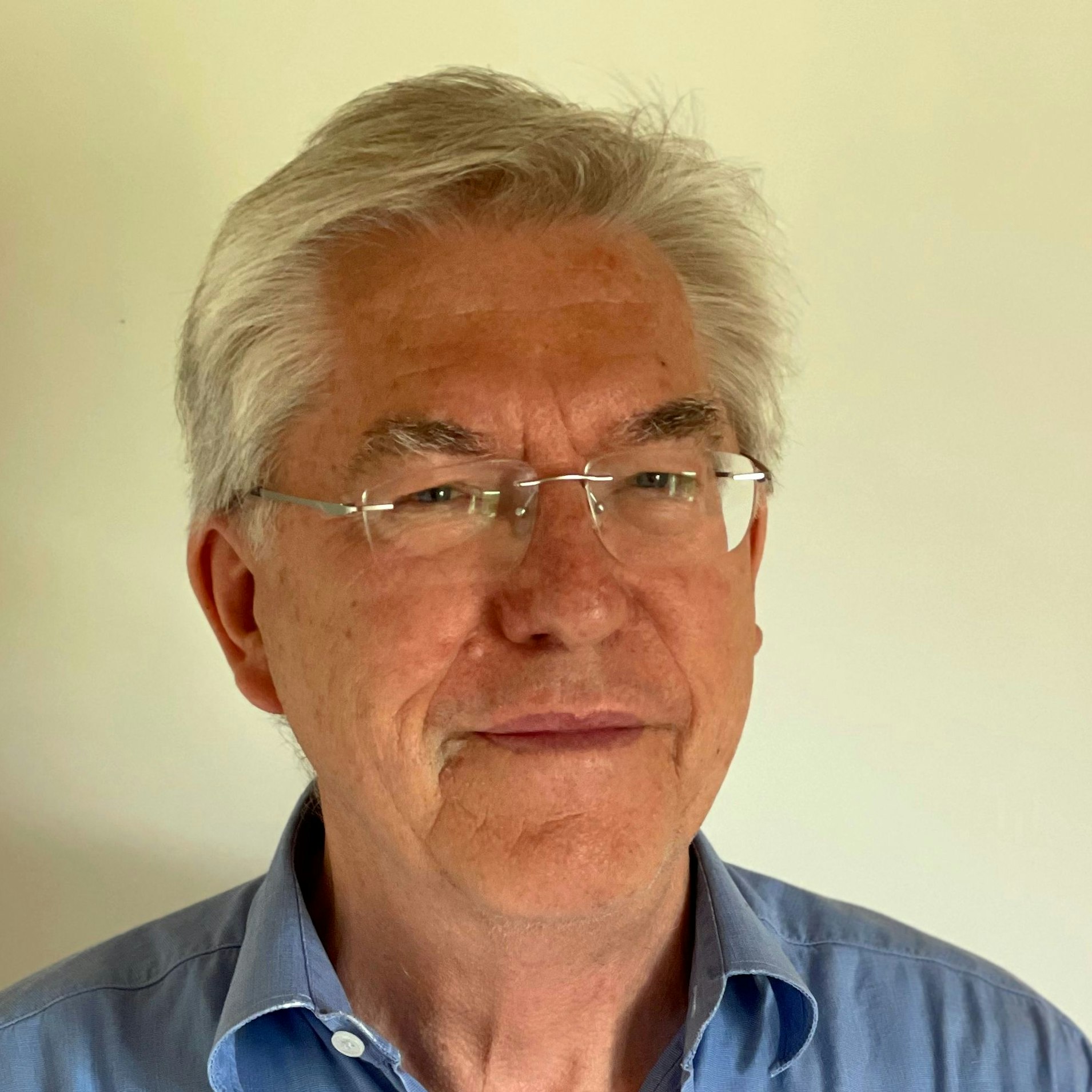 Das Foto zeigt Gerhard Baumeister, er  ist Gründungs-Mitglied und Vorstand der 2019 gegründeten, von  ehrenamtlichen Kräften geführten Bürgergenossenschaft Car&RideSharing Community eG mit Sitz in Overath