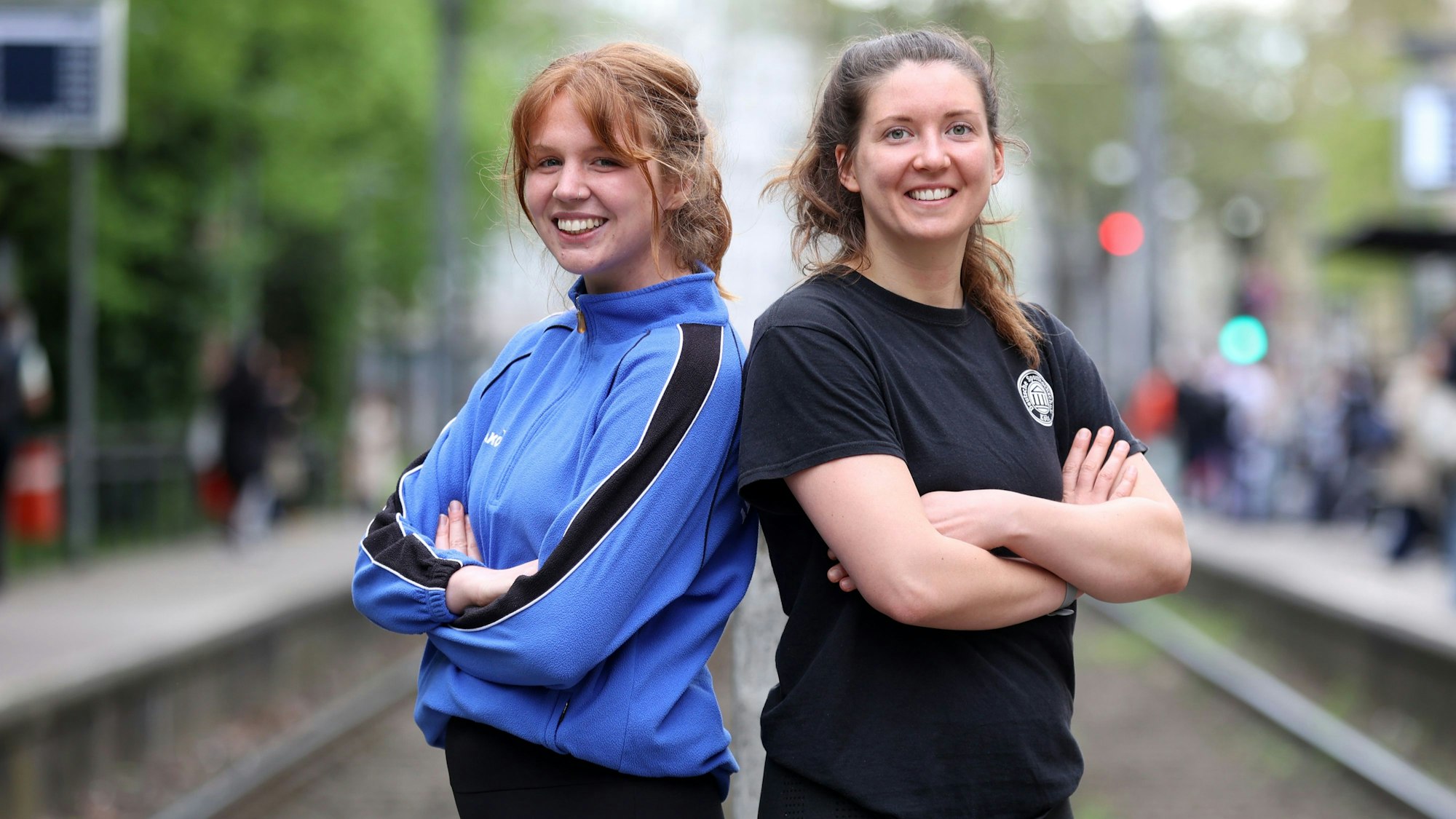 Die Kölnerinnen Sophia Staudinger und Katharina Oeltermann stehen an der KVB-Haltestelle Ubierring.
Foto von Martina Goyert