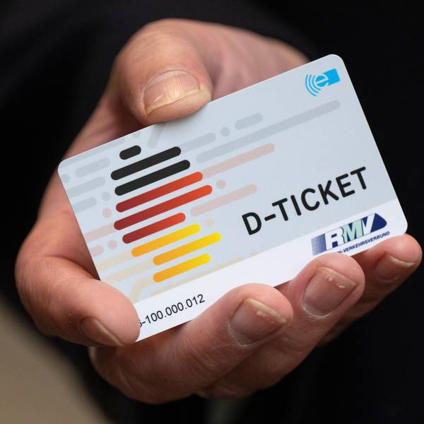 Eine Person hält ein Deutschlandticket. Verkehrsminister der Länder beraten über die Zukunft und Finanzierung des Tickets. (Symbolbild)
