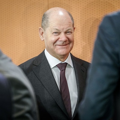Bundeskanzler Olaf Scholz (SPD) nimmt an einer Sitzung des Bundeskabinetts im Bundeskanzleramt teil.