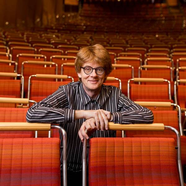 Enno Poppe sitzt in den Stuhlreihen der Kölner Philharmonie.