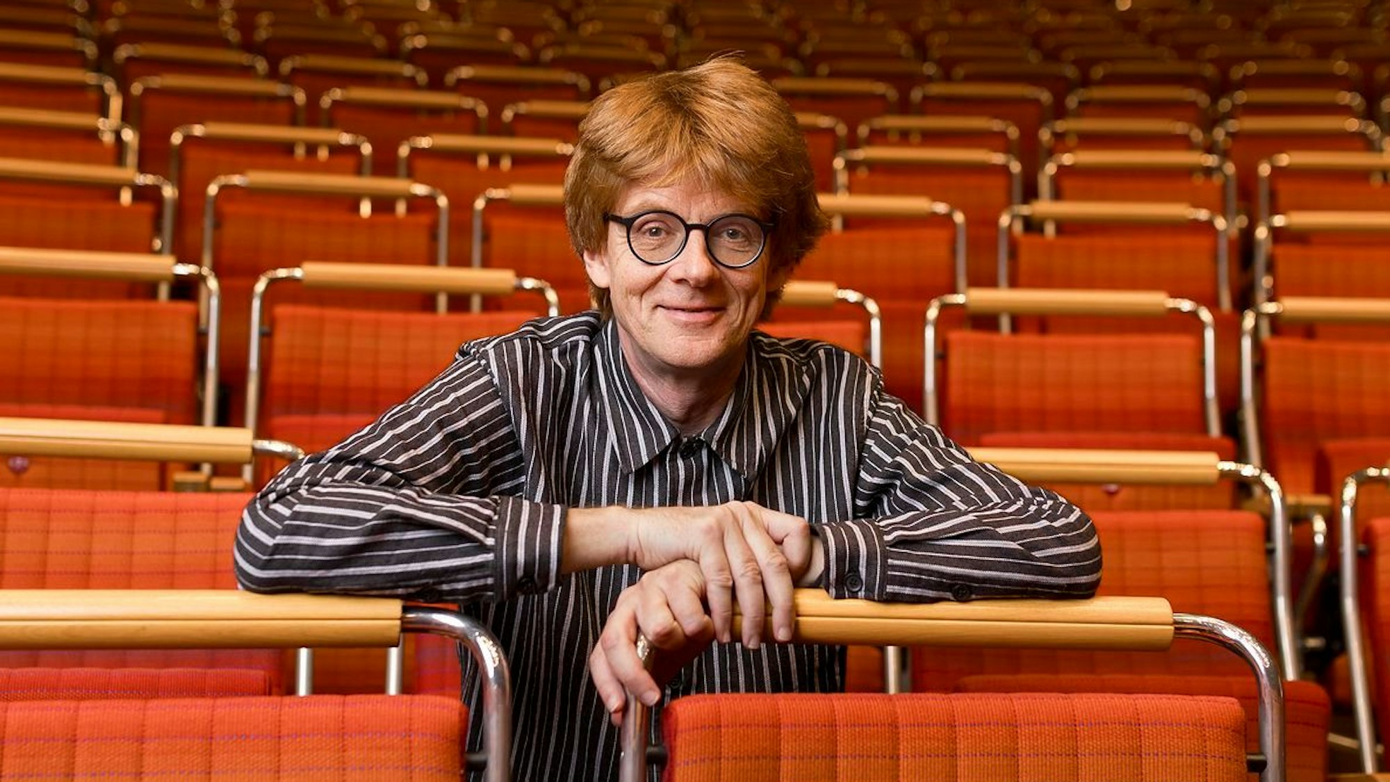 Enno Poppe sitzt in den Stuhlreihen der Kölner Philharmonie.