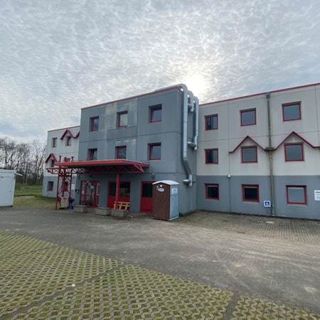 Auf dem Bild ist die neue Unterkunft an der Europaallee zu sehen.