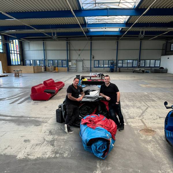 Giuseppe Sciarrotta (l.) und Thomas Ley in der fast leeren Industriehalle.