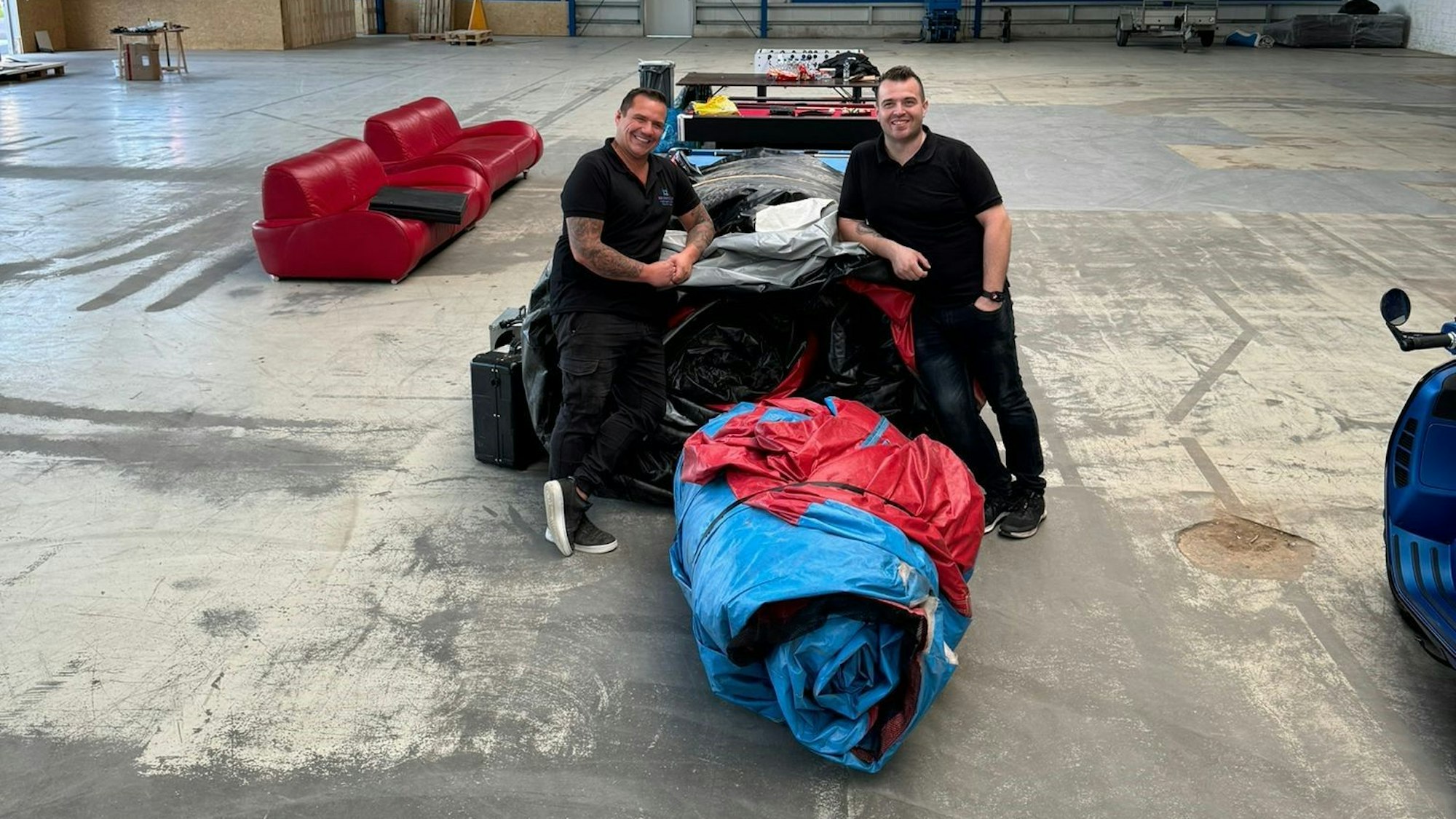 Giuseppe Sciarrotta (l.) und Thomas Ley in der fast leeren Industriehalle.