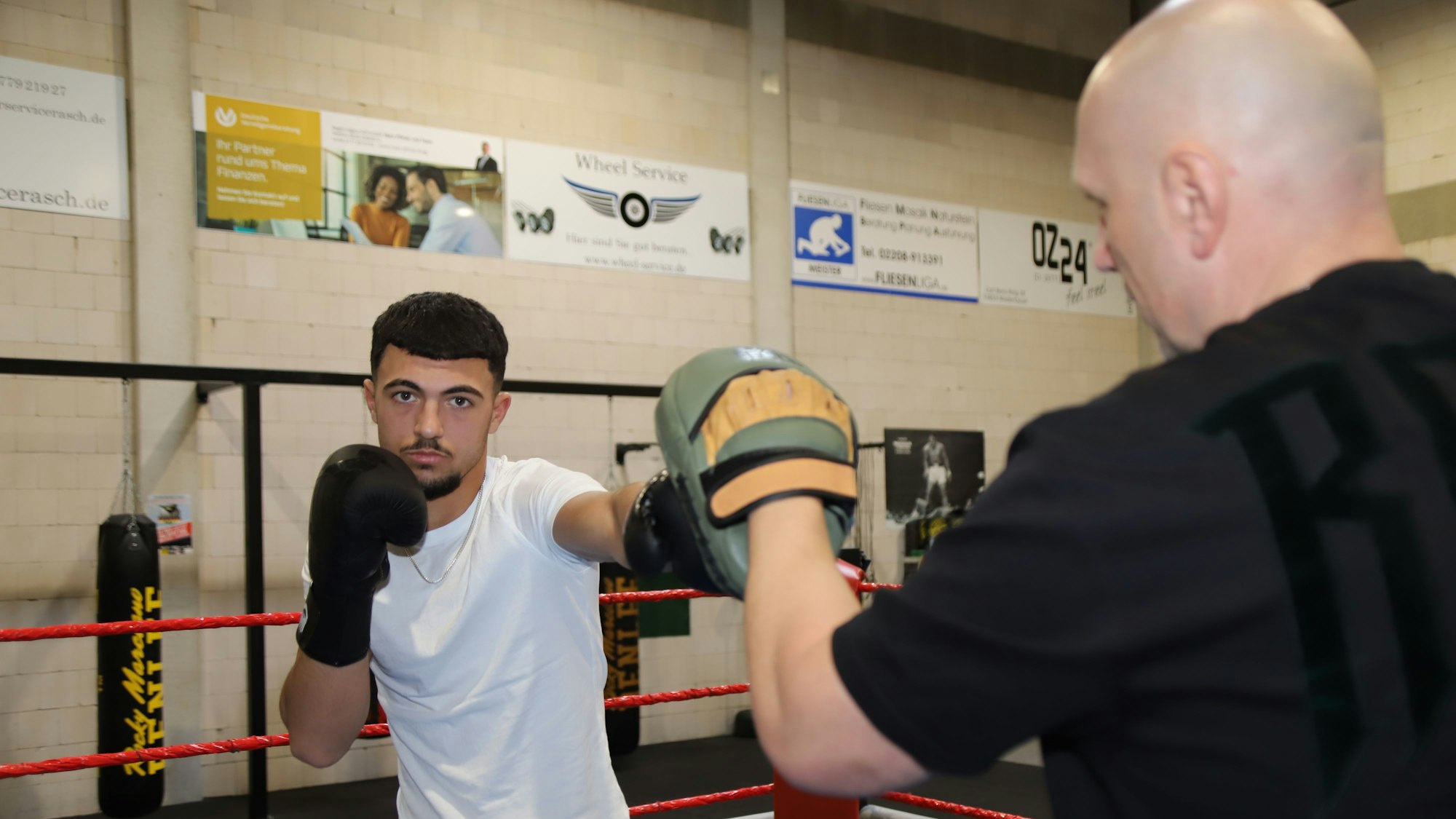 Ein junger Mann boxt.