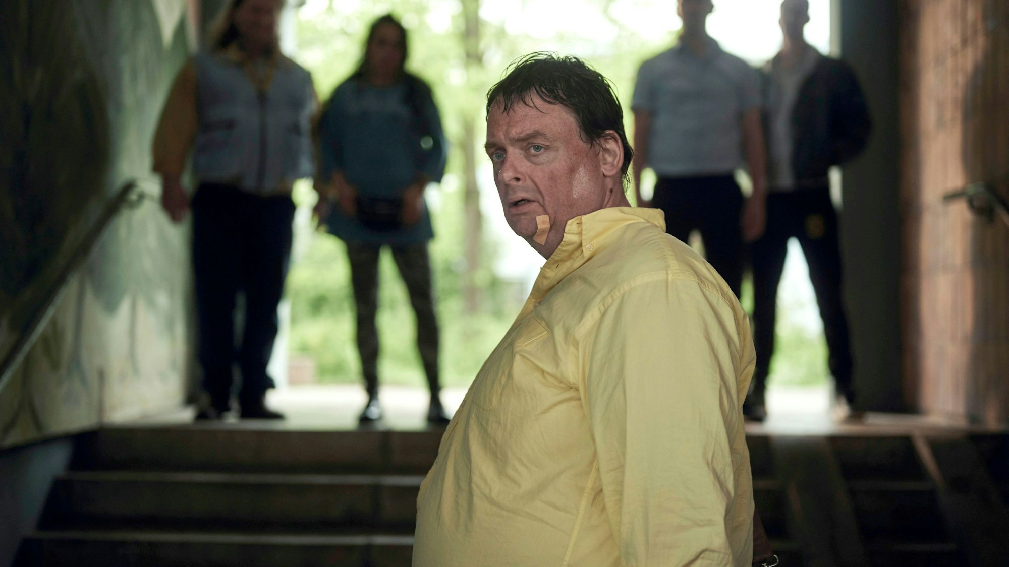 Lehrer Krein (Sascha Nathan) wird von einem wütenden Mob gestellt.