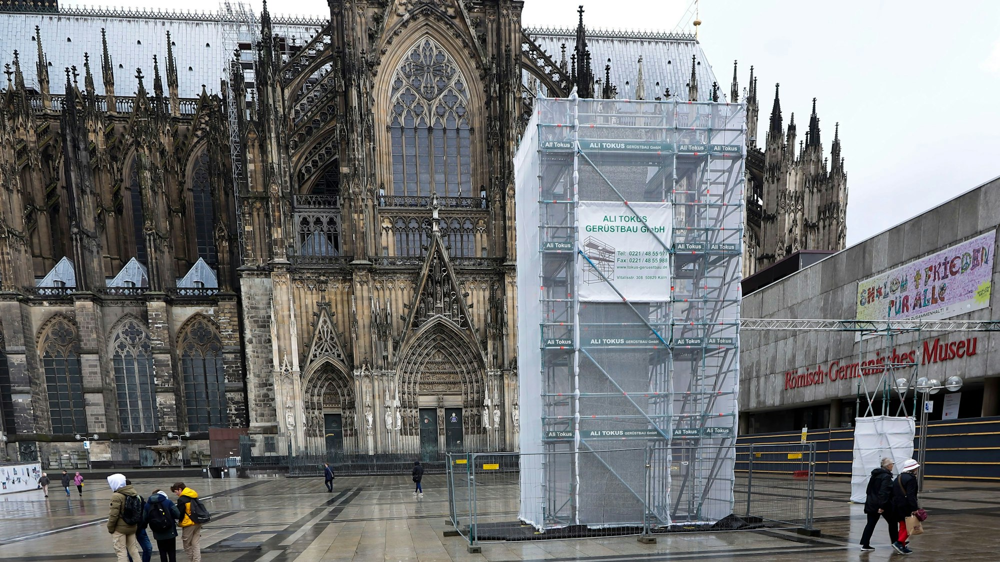 Die komplett eingerüstete Skulptur auf dem Roncalliplatz
