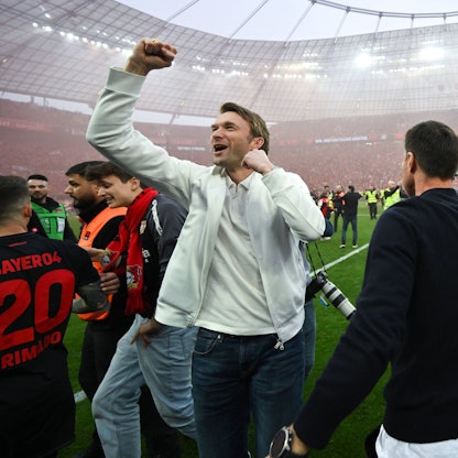 Sportgeschäftsführer Simon Rolfes nach dem Meisterschaftsgewinn von Bayer 04 Leverkusen. Rechts daneben: Xabi Alonso.