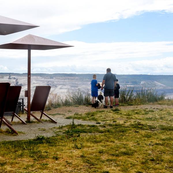 Der Blick vom Forum Terra Nova auf den Tagebau Hambach.