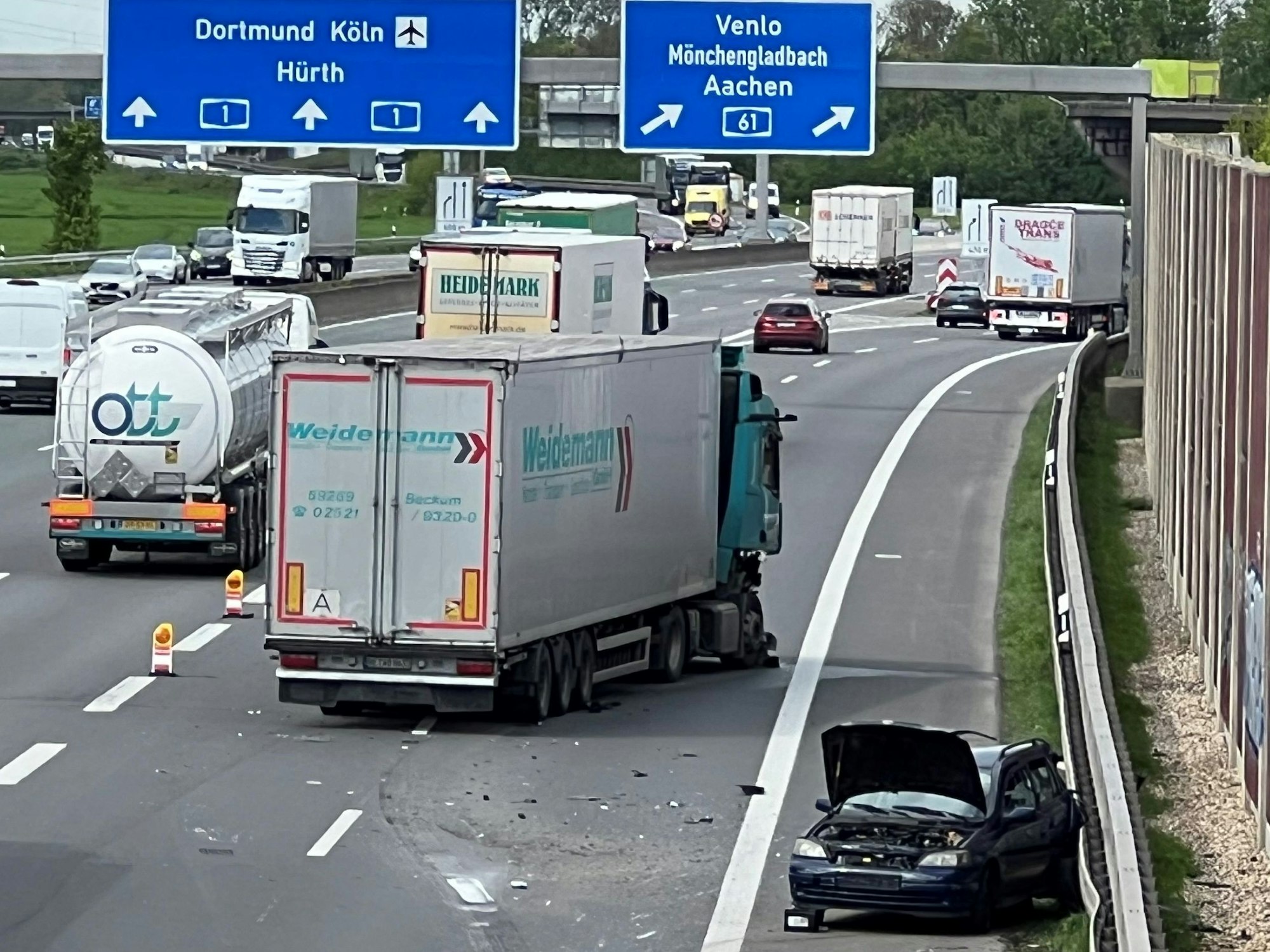 Das Bild zeigt einen verunfallten Lastwagen und einen Pkw.