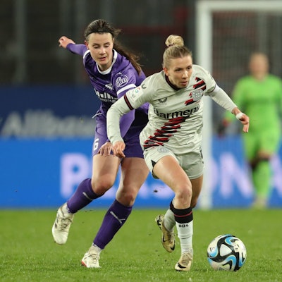 Germany, Essen, 24.03.2024, Stadion an der Hafenstrasse, SGS Essen - Bayer 04 Leverkusen - Frauen Bundesliga, Katharina Piljic SGS Essen 19/68 und Elisa Senss Bayer 04 Leverkusen battle for the ball Essen Stadion an der Hafenstrasse North Rhine-Westphalia Germany *** Germany, Essen, 24 03 2024, Stadion an der Hafenstrasse, SGS Essen Bayer 04 Leverkusen Frauen Bundesliga, Katharina Piljic SGS Essen 19 68 and Elisa Senss Bayer 04 Leverkusen battle for the ball Essen Stadion an der Hafenstrasse North Rhine Westphalia Germany eu-images-678
