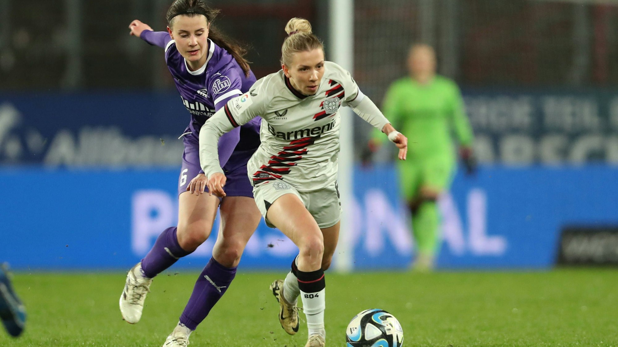 Germany, Essen, 24.03.2024, Stadion an der Hafenstrasse, SGS Essen - Bayer 04 Leverkusen - Frauen Bundesliga, Katharina Piljic SGS Essen 19/68 und Elisa Senss Bayer 04 Leverkusen battle for the ball Essen Stadion an der Hafenstrasse North Rhine-Westphalia Germany *** Germany, Essen, 24 03 2024, Stadion an der Hafenstrasse, SGS Essen Bayer 04 Leverkusen Frauen Bundesliga, Katharina Piljic SGS Essen 19 68 and Elisa Senss Bayer 04 Leverkusen battle for the ball Essen Stadion an der Hafenstrasse North Rhine Westphalia Germany eu-images-678
