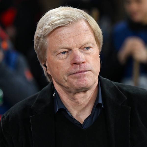 Oliver Kahn, Ex-Vorstandsvorsitzender der FC Bayern München AG, steht vor dem Spiel im Stadion.