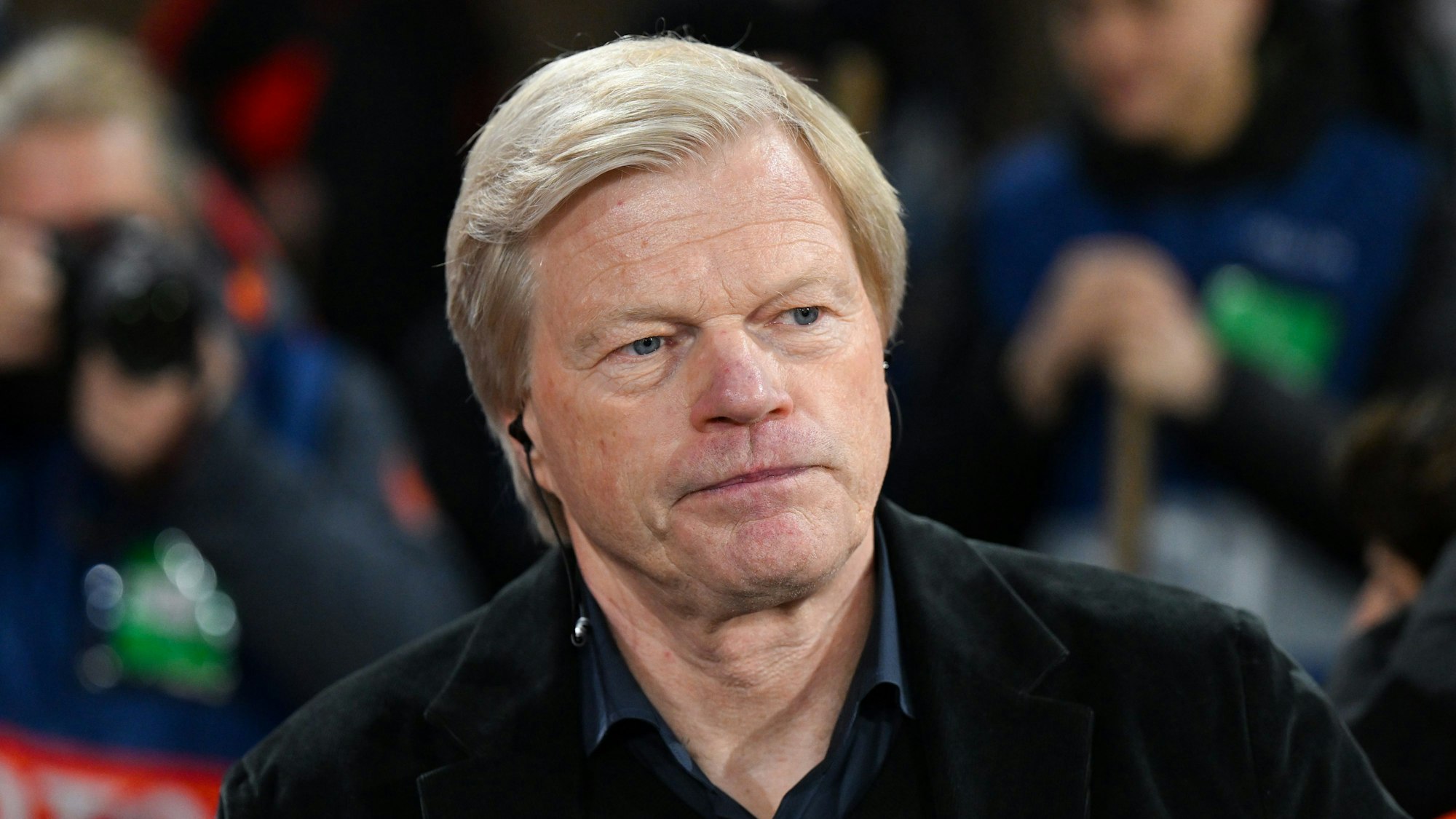 Oliver Kahn, Ex-Vorstandsvorsitzender der FC Bayern München AG, steht vor dem Spiel im Stadion.