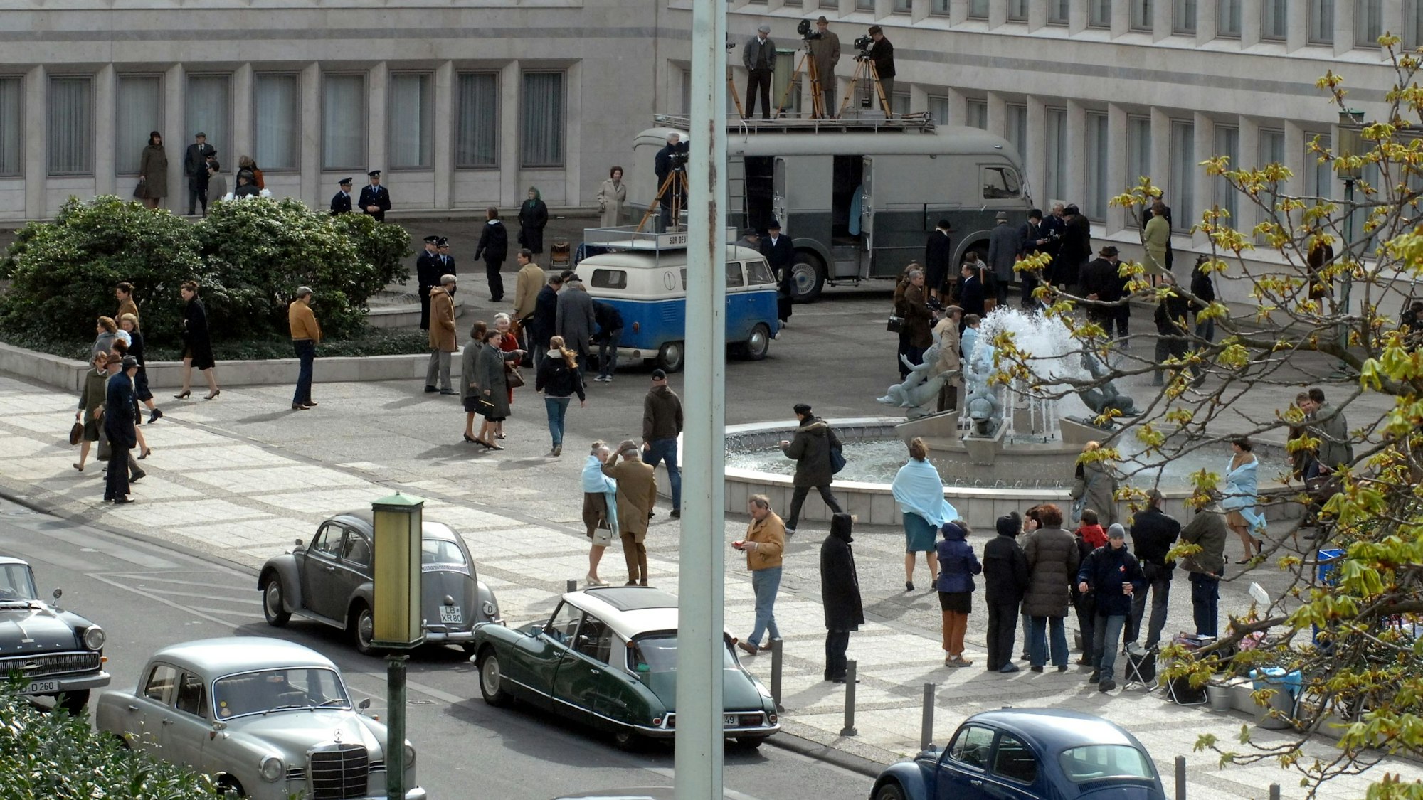 Kamerateam und alte Autos im Gereonsviertel.