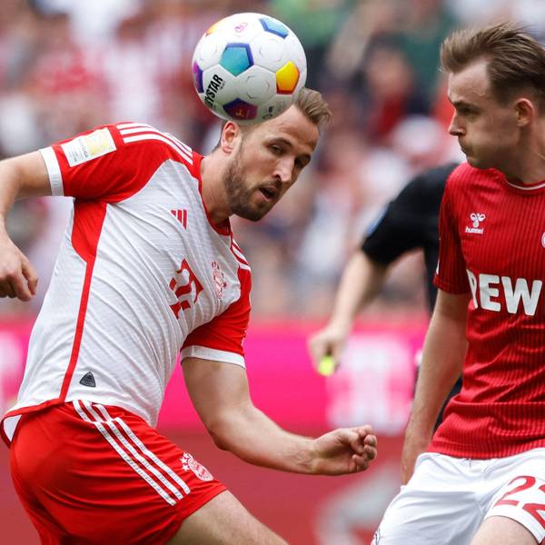 Jacob Christensen (r.) vom 1. FC Köln kämpft mit Harry Kane von Bayern München um den Ball.