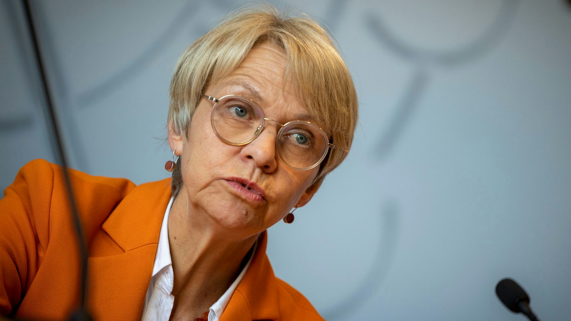 Schulministerin Dorothee Feller spricht bei einer Pressekonferenz.