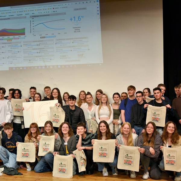 Die Schülerinnen und Schüler des Emil-Fischer-Gymnasiums auf einem Gruppenbild.