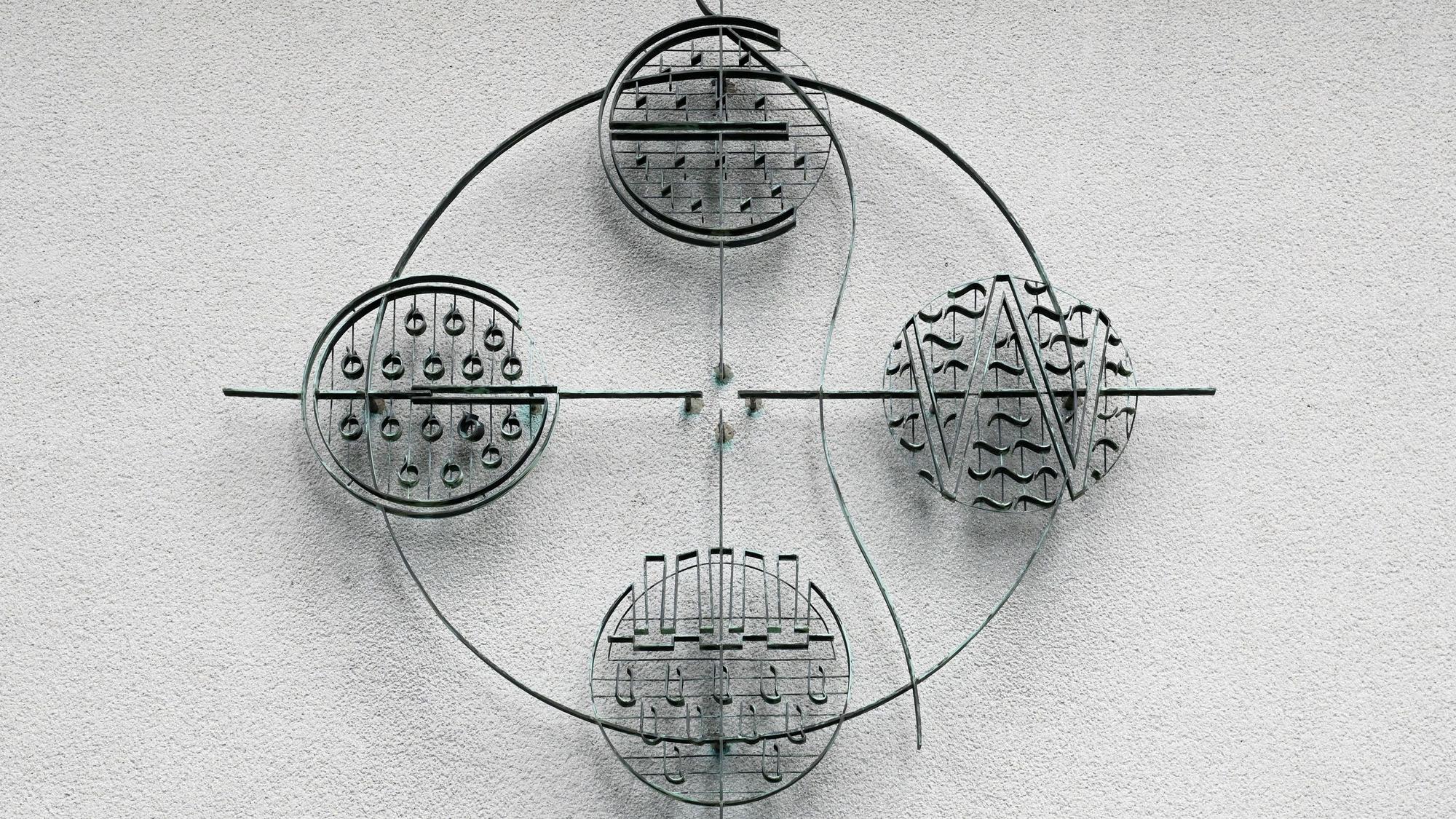 Ein Kupferrelief auf der Fassade des Umspannwerks.