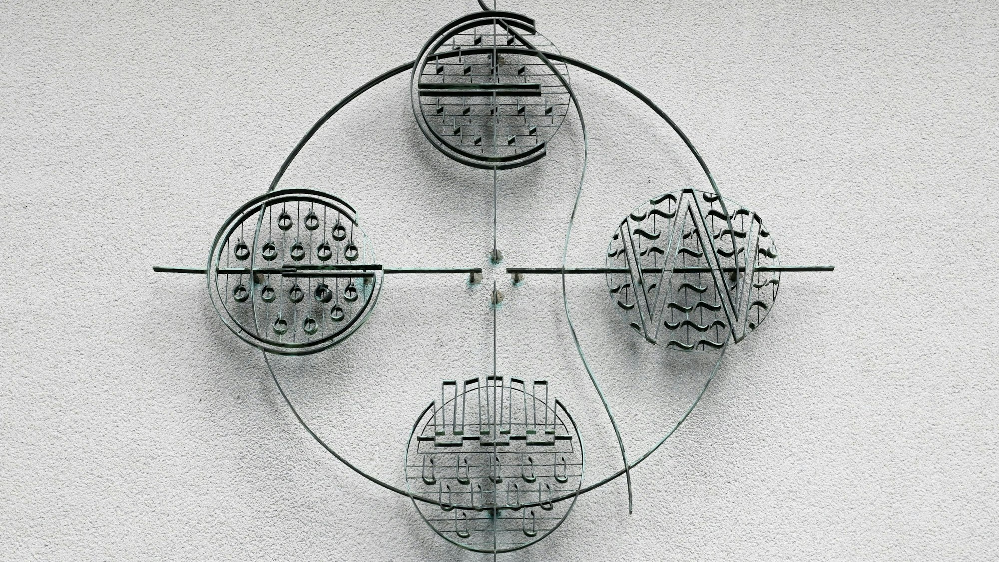 Ein Kupferrelief auf der Fassade des Umspannwerks.