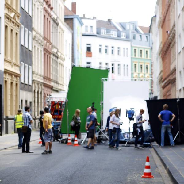 Filmteam steht in Köln auf einer Straße.