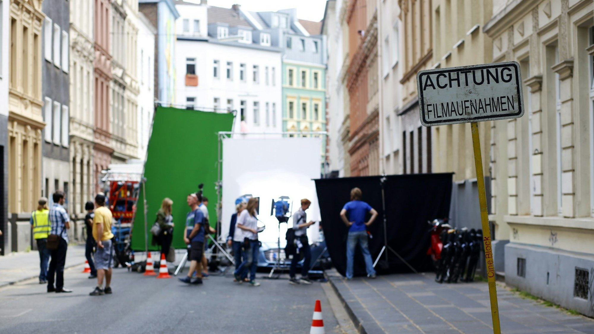 Filmteam steht in Köln auf einer Straße.