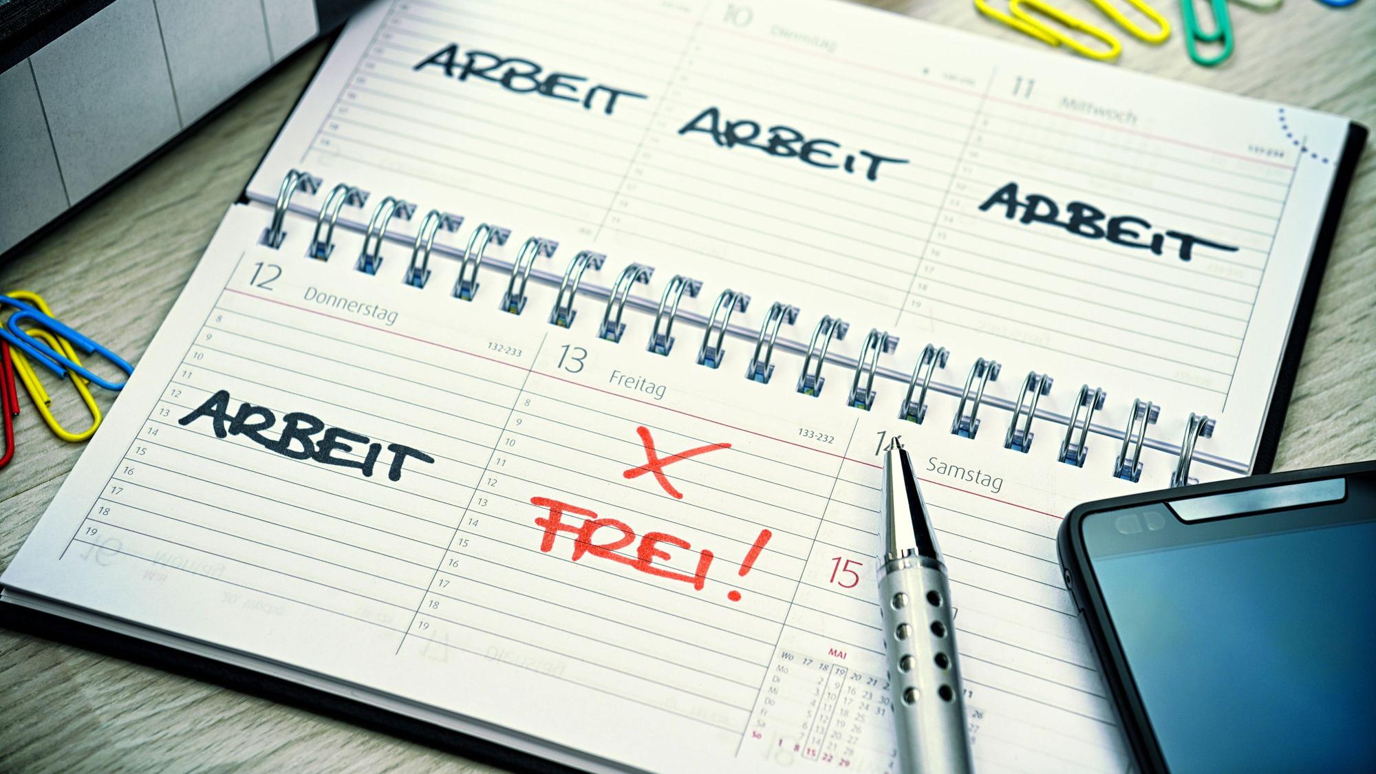 Für eine große Arbeitsstudie nehmen 45 Unternehmen in Deutschland an einem Test mit einer Viertagewoche teil. (Symbolbild)