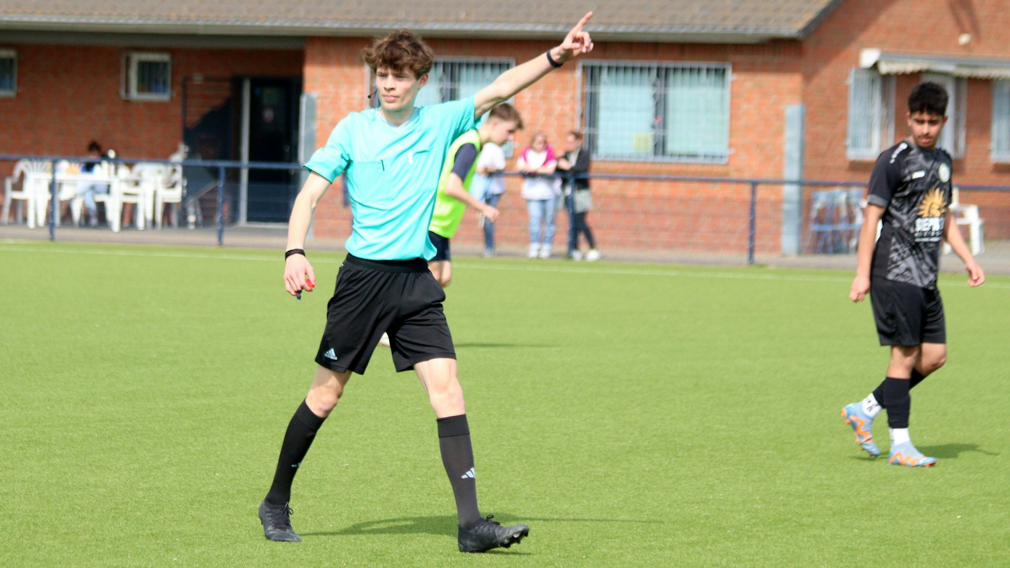 Schiedsrichter Arne Lichtenhagen zeigt eine Entscheidung per Geste an, nutzt aber nur einen Finger anstatt die ganze Hand.