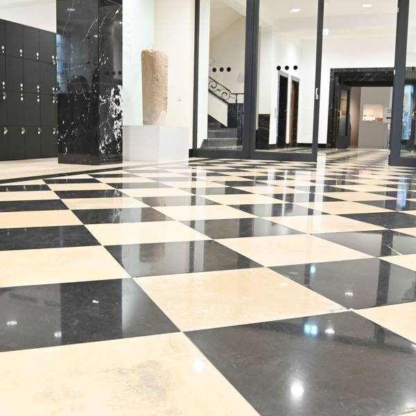 Schwarz-weißer Marmorboden glänzt im Foyer des Maison Belge.