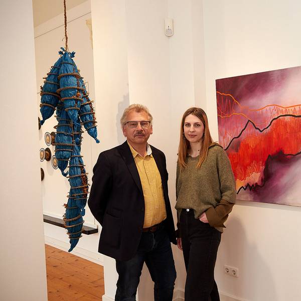 Axel und Wibke Müller stehen im Kuba, hinter ihnen sind ein Bild und eine Plastik zu sehen.