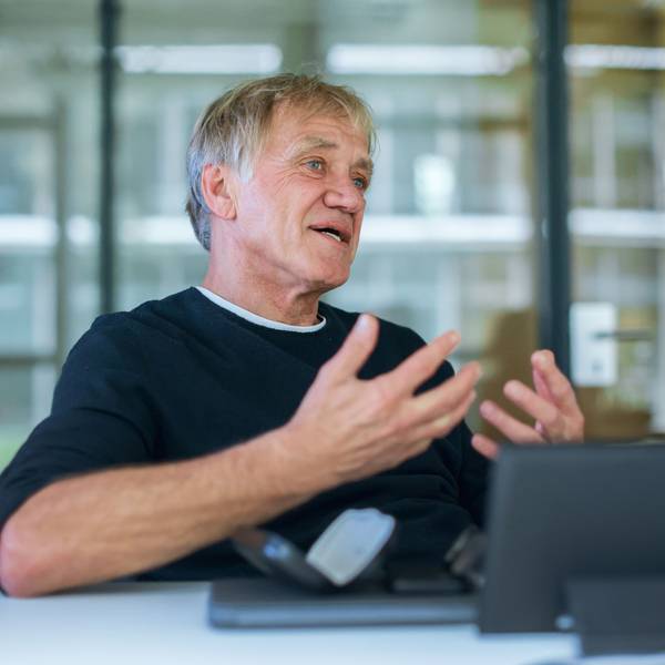 Norbert Oberhaus sitzt hinter einem Laptop und gestikuliert mit den Armen.