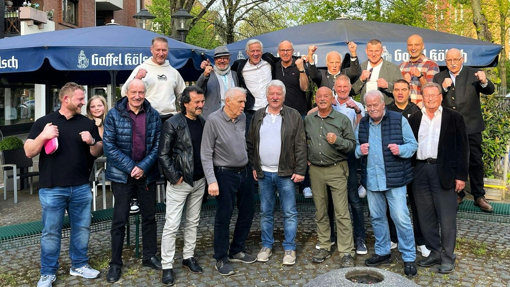 Die Boxer stellten sich beim Treffen der Legenden zum Gruppenfoto auf.