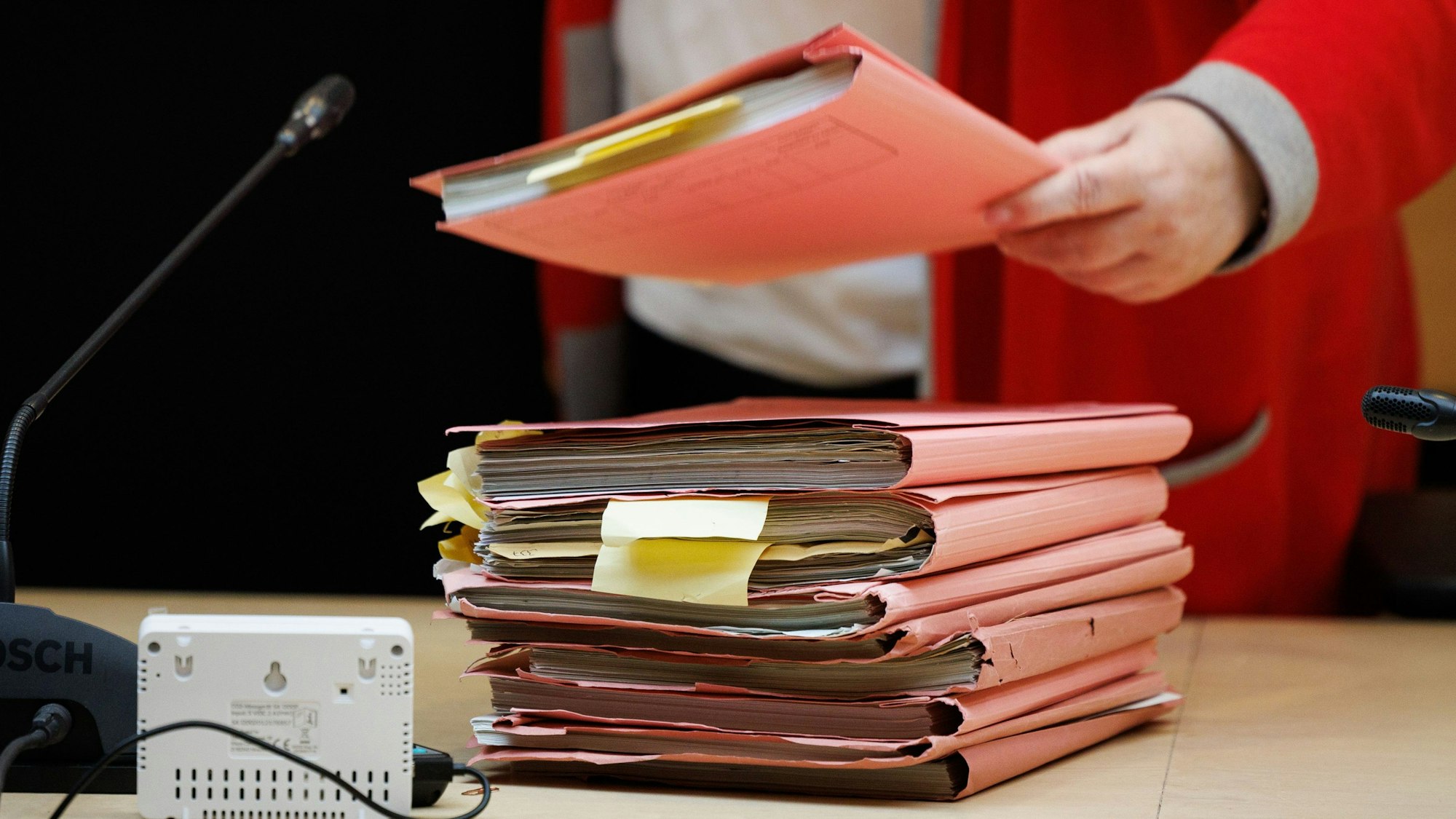 Blick auf einen Stapel Prozessakten im Sitzungssaal im Landgericht Bielefeld.