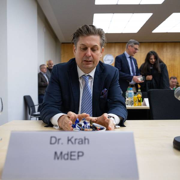 Münster: Bei der Fortsetzung im Berufungsverfahren um den Streit der Einstufung der AfD durch den Verfassungsschutz, sitzt Maximilian Krah (AfD), Mitglied des Europäischen Parlaments, vor dem Oberverwaltungsgericht in Münster. (Archivbild)