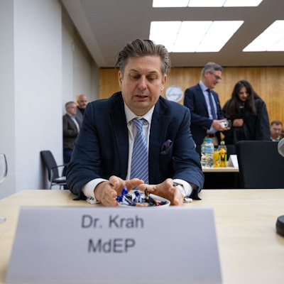 Münster: Bei der Fortsetzung im Berufungsverfahren um den Streit der Einstufung der AfD durch den Verfassungsschutz, sitzt Maximilian Krah (AfD), Mitglied des Europäischen Parlaments, vor dem Oberverwaltungsgericht in Münster. (Archivbild)