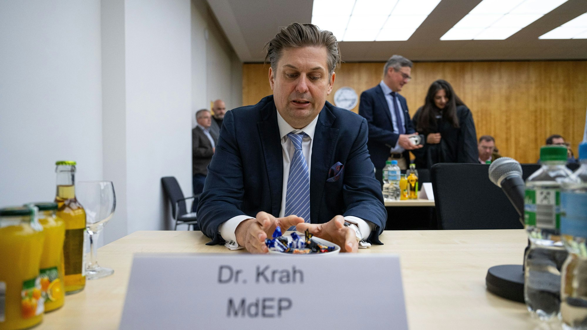 Münster: Bei der Fortsetzung im Berufungsverfahren um den Streit der Einstufung der AfD durch den Verfassungsschutz, sitzt Maximilian Krah (AfD), Mitglied des Europäischen Parlaments, vor dem Oberverwaltungsgericht in Münster. (Archivbild)