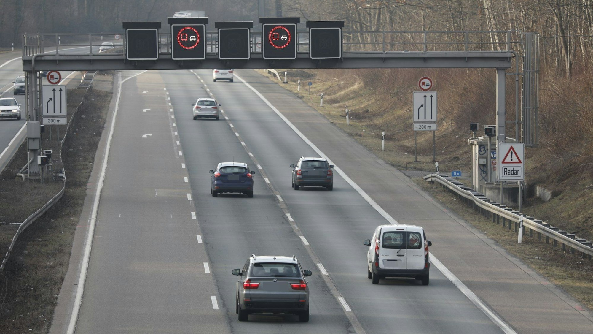 Blitzeranlage und mehrere Autos auf einer Autobahn