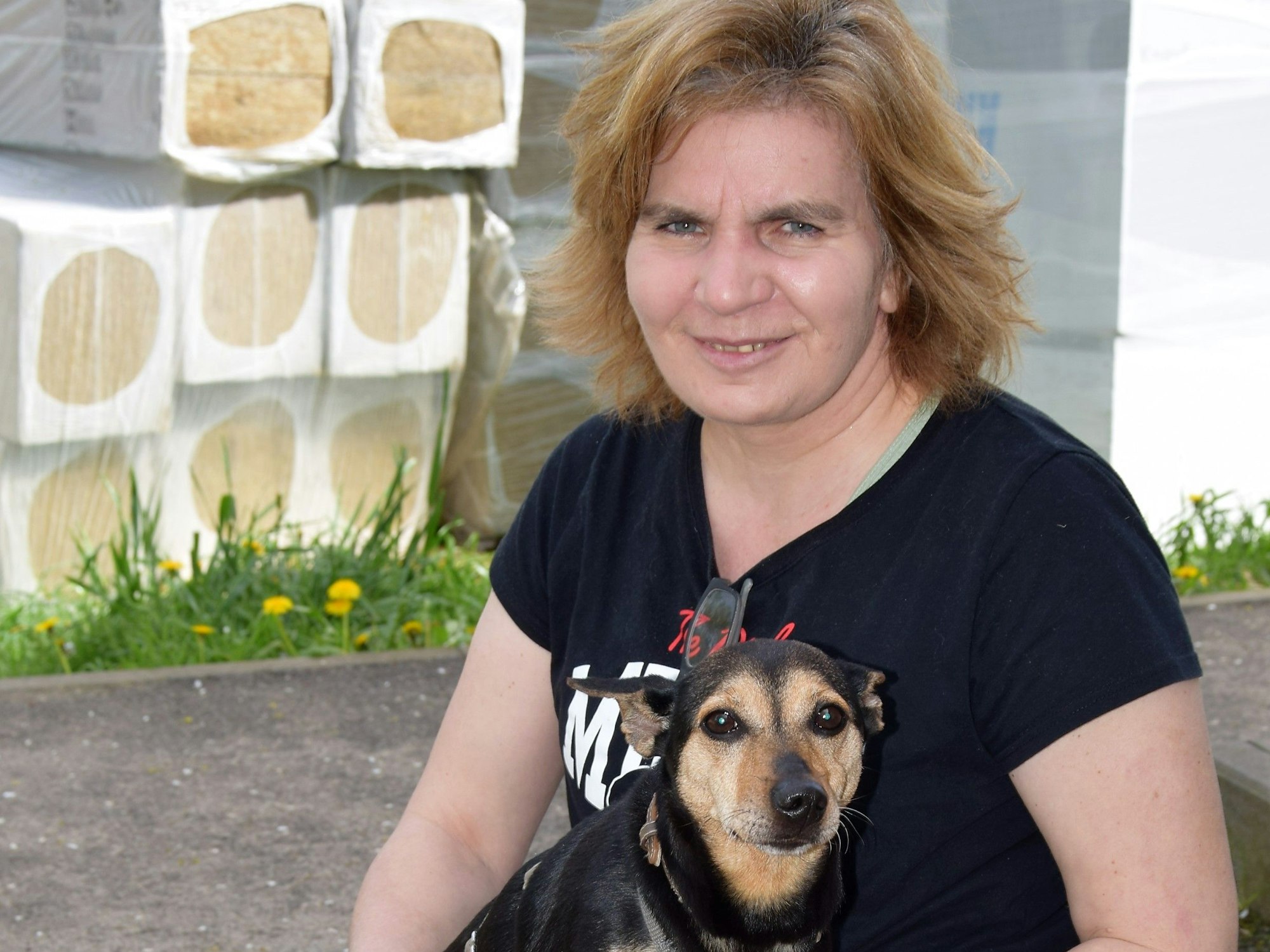 Ein Hund sitzt auf dem Schoß einer Frau.