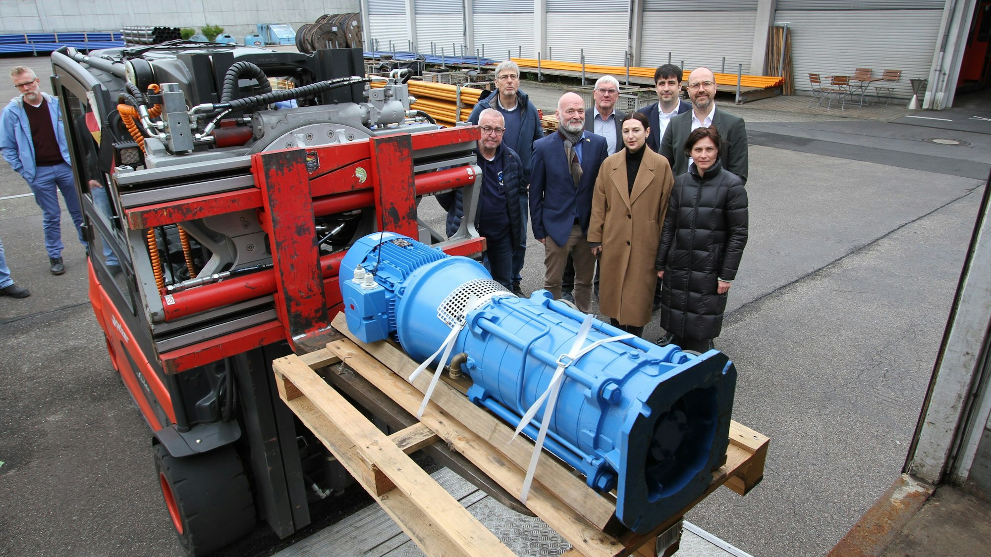 Ein Gabelstapler lädt eine blau lackierte Pumpe in einen Lastwagen