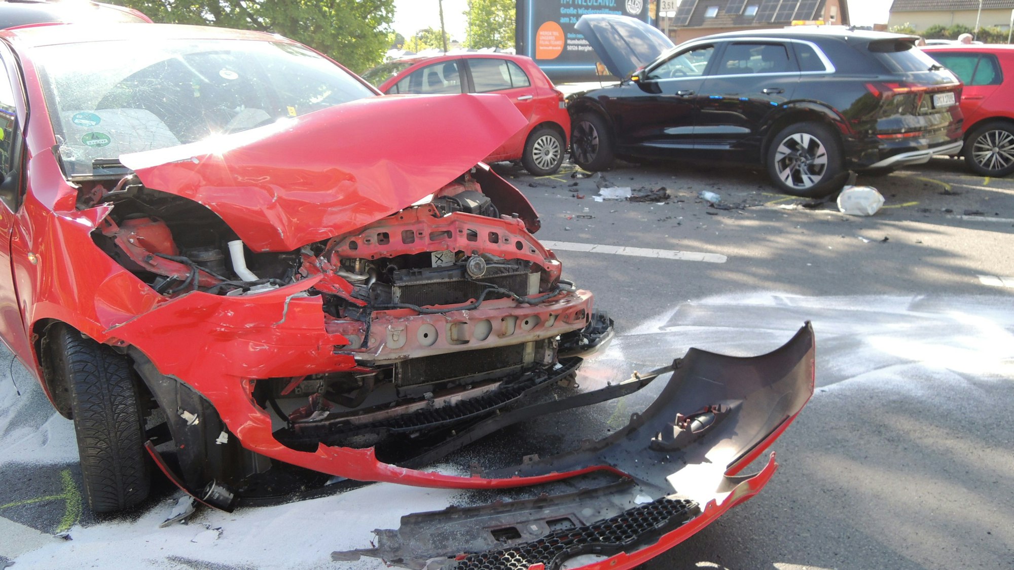 An der Einmündung der Kentener Hubertusstraße auf die Landesstraße 276 kam es zu einem großen Unfall mit Kettenreaktion. Insgesamt fünf Fahrzeuge wurden zum Teil schwer oder total beschädigt.