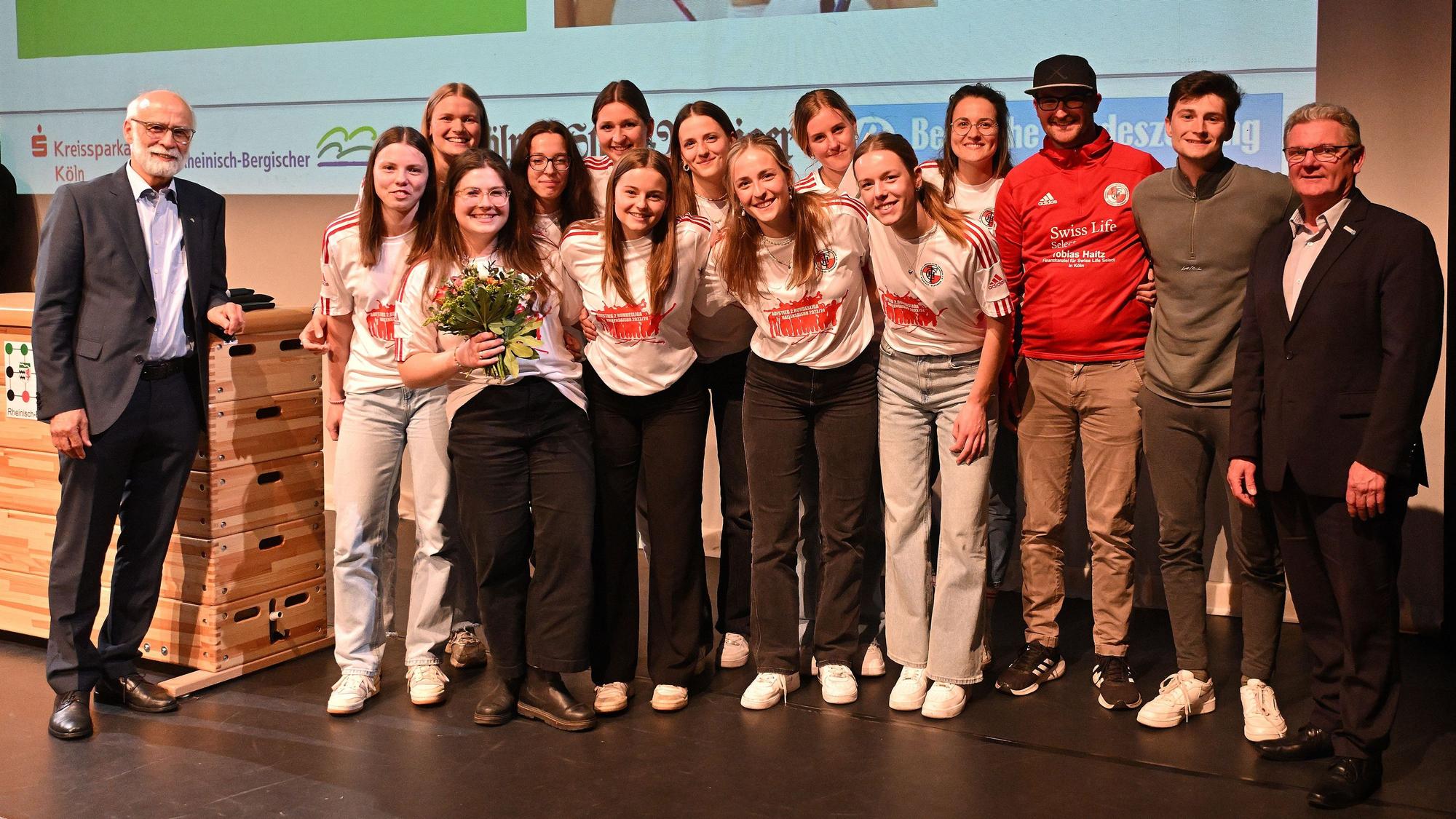 Die Hockey-Damen des THC RW Bergisch Gladbach mit Kreissportbundchef Uli Heimann und Landessportbund-Präsident Stefan Klett stehen auf der Bühne des Bergischen Löwen in Bergisch Gladbach.