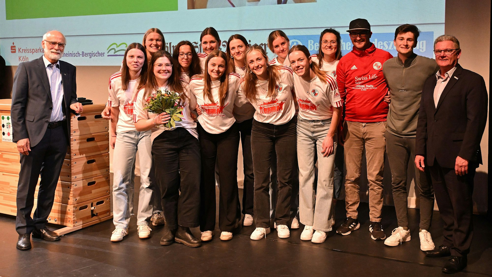 Die Hockey-Damen des THC RW Bergisch Gladbach mit Kreissportbundchef Uli Heimann und Landessportbund-Präsident Stefan Klett stehen auf der Bühne des Bergischen Löwen in Bergisch Gladbach.