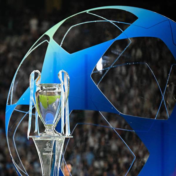 Die Champions League Trophäe steht auf einem Podest. Im Hintergrund ist ein großes blaues Gebilde in Form des Champions League-Balles zu erkennen.