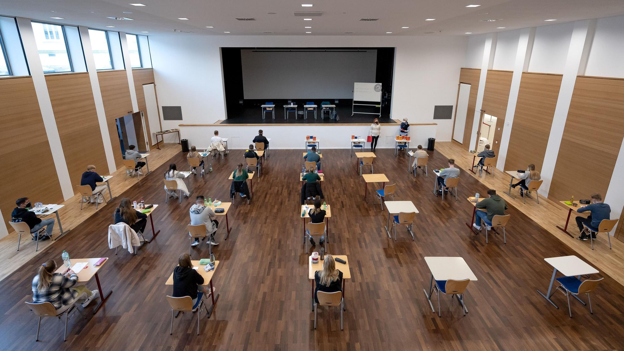 Schülerinnen und Schüler bei ihren Abiturklausuren.
