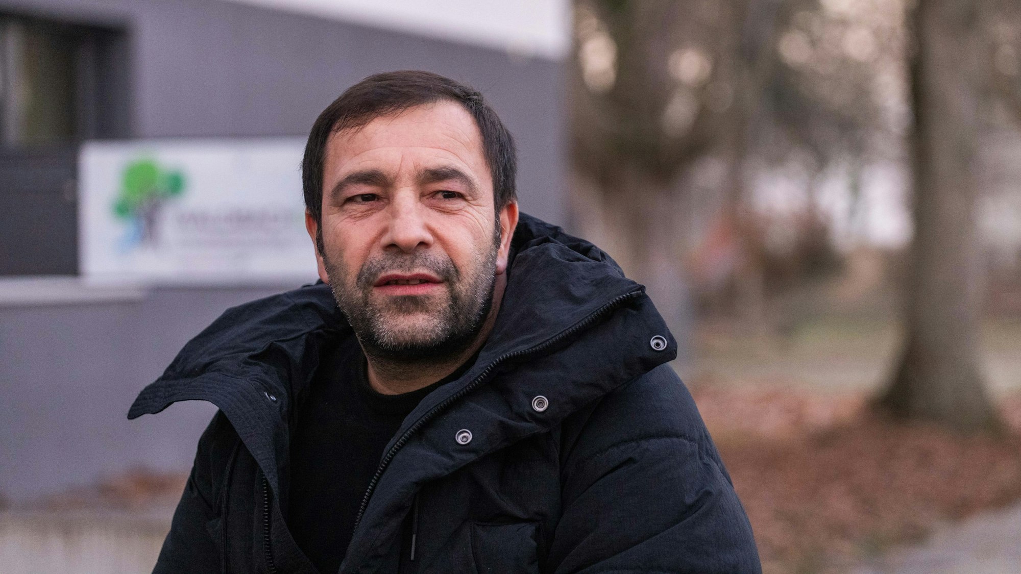 Sabah Tamer Ayoub sitzt vor der Waldbachschule in Offenburg.