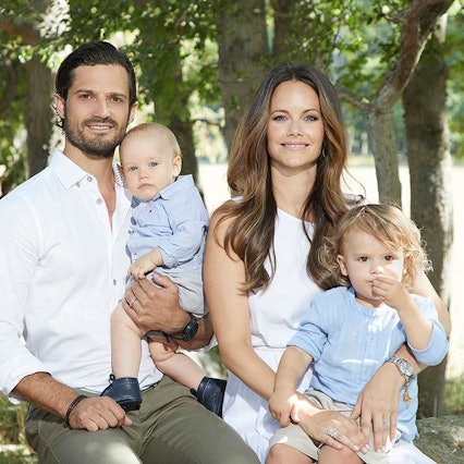 Prinz Carl Philip und seine Frau Prinzessin Sofia mit den kleinen Prinzen Gabriel und Alexander.